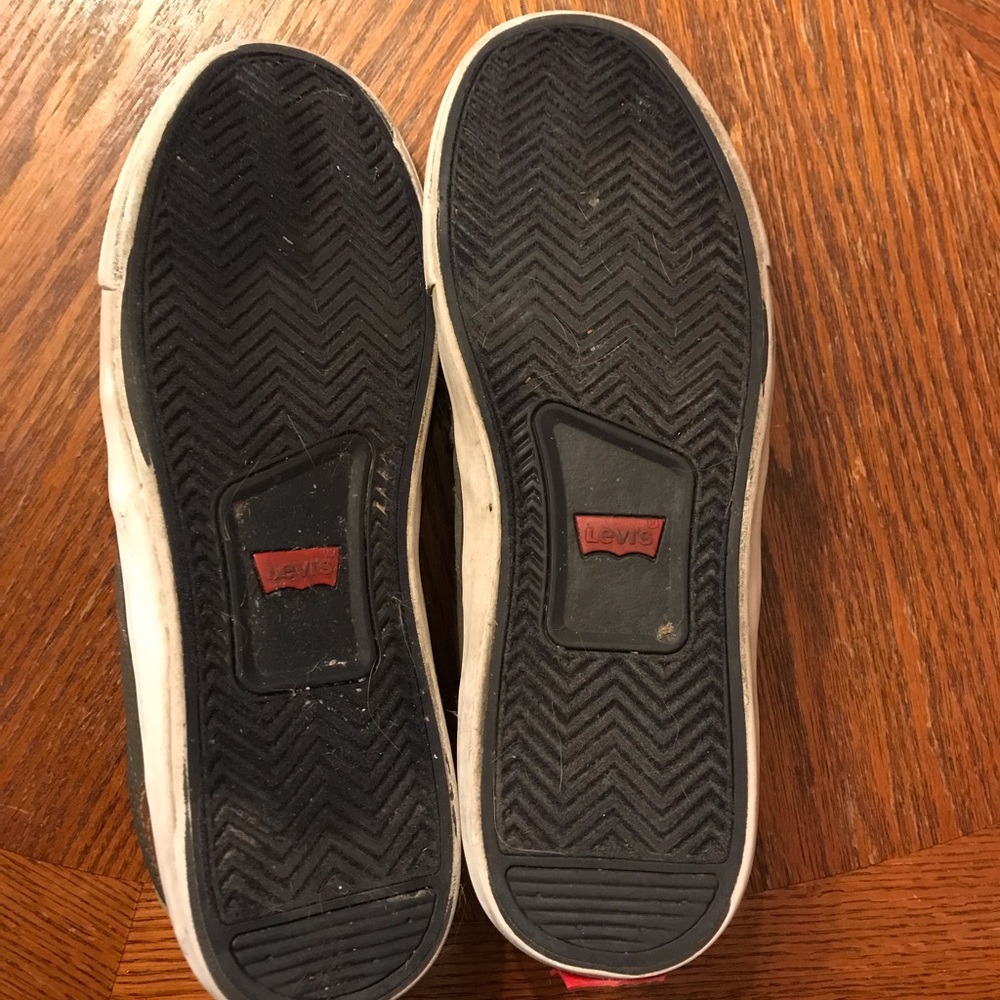Comfortable Classic Levi’s Grey Lace Up Sneakers! - Picture 13 of 16